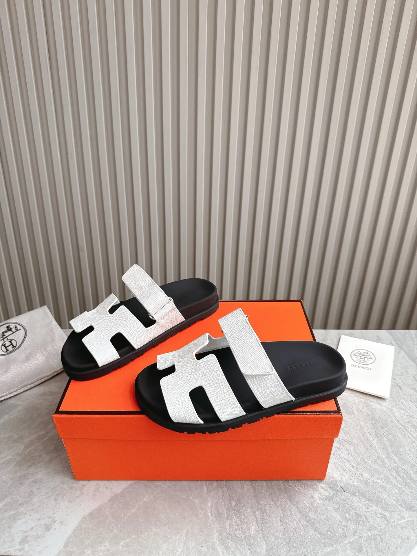 p480🐮🐮Couple model (top version) H family 2024 spring and summer new style HERMES Hermes' recently popular couple model pig nose angle sandals and slippers, paired with various colorful socks, popular. Upper: imported original deerskin (the genuine leather edging is not ordinary super migration). Lining: imported genuine leather. Outsole: Tpu non-slip and wear-resistant outsole. Size: Female 35-42 (40/42 non-returnable and non-exchangeable) Male size: 39-45 (45 non-refundable and non-exchangeable)